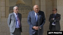 Menlu Mesir Sameh Shoukry (tengah) berbicara dalam konferensi pers di Ramallah, Tepi Barat 24 Mei 2021 (foto: dok). 