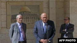 Menteri Luar Negeri Mesir Sameh Shoukry (tengah) berbicara dalam konferensi pers bersama Menteri Urusan Sipil Otoritas Palestina Hussein al-Sheikh (kiri) di Ramallah, Tepi Barat, 24 Mei 2021.