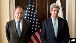 Menteri Luar Negeri Rusia Sergey Lavrov (kiri) dan Menteri Luar Negeri AS John Kerry dalam sebuah pertemuan di London (14/3). (AP/Brendan Smialowski)