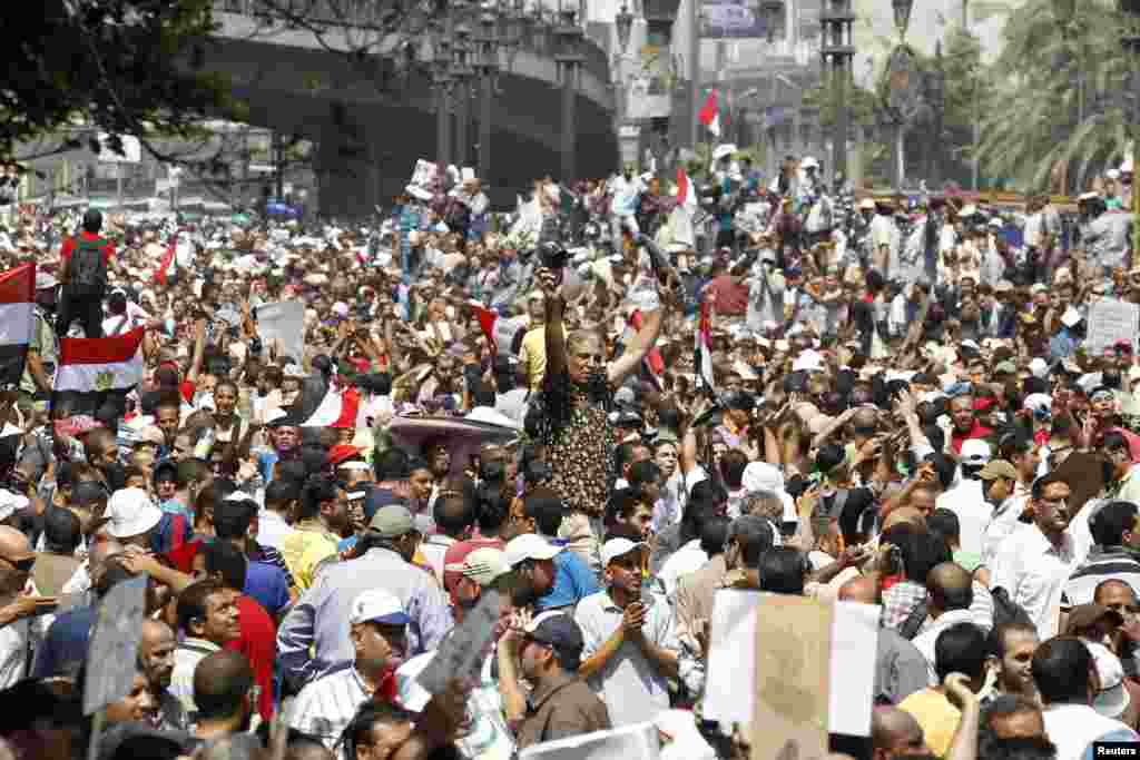 Supporters of deposed Egyptian President Mohamed Morsi shout slogans and wave Egyptian flags during a protest outside Al-Fath Mosque in Ramses Square, in Cairo, August 16, 2013. 