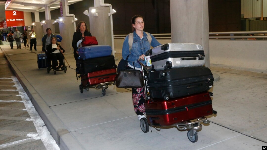Penumpang diperbolehkan meninggalkan Bandara Internasional Fort Lauderdale-Hollywood, di Fort Lauderdale, Florida, 6 Januari 2017 (AP Photo/Wilfredo Lee).