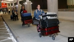 Penumpang diperbolehkan meninggalkan Bandara Internasional Fort Lauderdale-Hollywood, di Fort Lauderdale, Florida, 6 Januari 2017 (AP Photo/Wilfredo Lee).