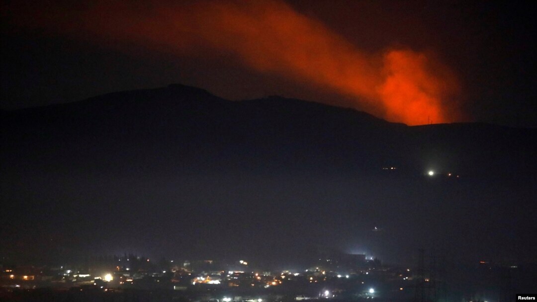 Asap membumbung melewati gunung sebagaimana tampak dari pinggiran kota Damaskus, Suriah, 25 Desember 2018 (foto: Reuters/Omar Sanadiki)