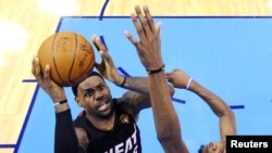 Miami Heat's LeBron James (6) goes to the basket against Oklahoma City Thunder's Kevin Durant (35) during Game 2 of the NBA basketball finals in Oklahoma City, Oklahoma, June 14, 2012. 