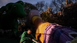 Seorang pekerja tampak menyiapkan balon raksasa yang akan ditampilkan dalam parade Thanksgiving Macy's di New York, pada 27 November 2024. (Foto: AP/Yuki Iwamura)