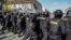 Полиция противодействует демонстрантам, вышедшим на улицы Санкт-Петербурга в знак протеста против коррупции в России (архивное фото)
