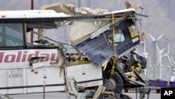 El frente del autobús accidentado en Desert Hot Springs, California, quedó totalmente destruído.