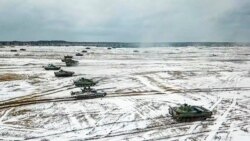 Tanques se mueven durante los ejercicios militares de Bielorrusia y Rusia en un campo en Bielorrusia. [Foto: Prensa del Ministerio de Defensa Ruso vía AP]