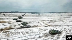 러시아와 벨라루스 전차들이 지난 4일 벨라루스에서 기동 연습하고 있다. (러시아 국방부 제공)