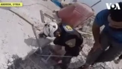 Femme sauvée d'une maison bombardée à Idlib (vidéo)