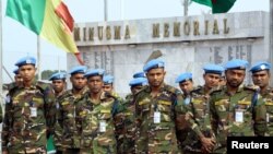 Soldados das Nações Unidas numa homenagem aos seus camaradas, no Mali. 