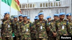 Des Casques bleus assistent à une cérémonie commémorative pour leurs camarades à la base de la MINUSMA à Bamako, au Mali, le 27 septembre 2017. 