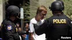 Un protestante llora mientras es arrestado en medio de una manifestación en contra de la Ley Arizona en 2010. La legislación se ha convertido en un temor entre los inmigrantes que no tienen los papeles en regla. 