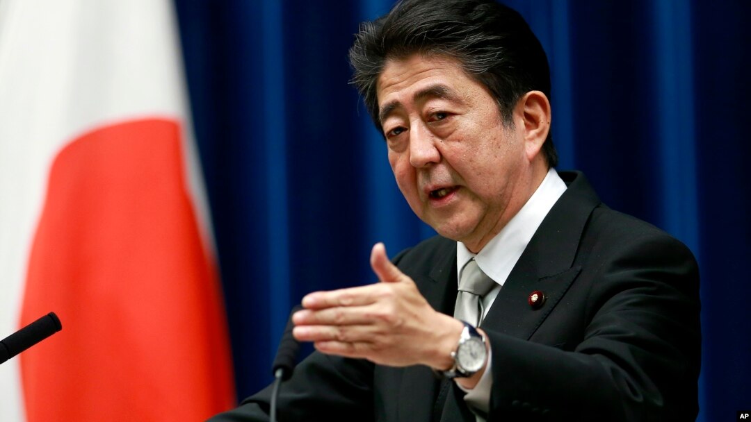 Ông Shinzo Abe, thủ tướng Nhật, họp báo hôm 1/11.