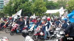 Aksi unjuk rasa di Jakarta dari pekerja BUMN yang menuntut penghapusan skema alih daya atau outsourcing. (VOA/Iris Gera)