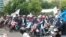 Aksi unjuk rasa di Jakarta dari pekerja BUMN yang menuntut penghapusan skema alih daya atau outsourcing. (VOA/Iris Gera)