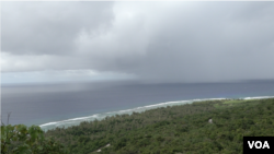 關島最北端的瑞提迪恩岬(Ritidian Point)，下面就是瑞提迪恩海灘，偷渡客進入關島的登陸點之一。天氣好的時候可以從這裡看到北馬裡亞納群島最南端的羅塔島(Rota)。