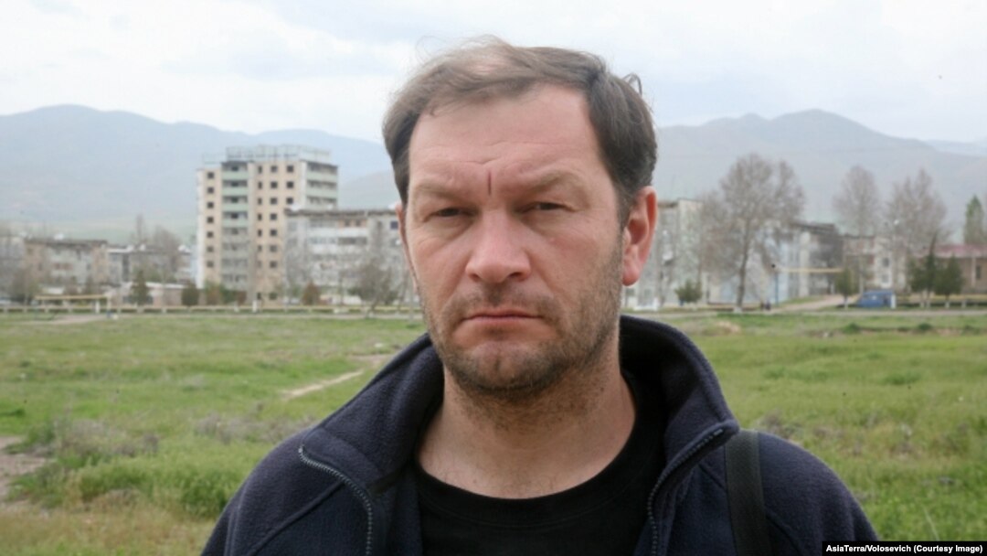 O'tgan hafta Toshkentda mustaqil jurnalist, huquq himoyachisi Dmitriy Tixonov kaltaklangan. Tixonov ona shahri Angrendagi nohaqliklarni yoritib kelayotgan edi.
