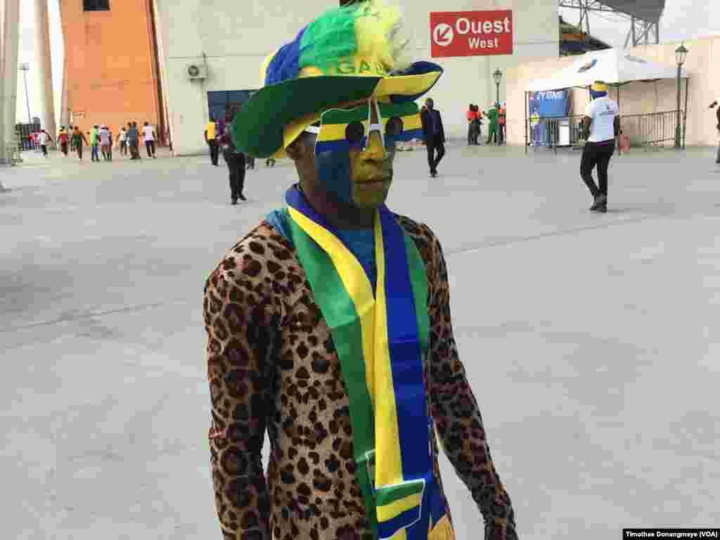 Un supporter gabonais devant le stade à Libreville, au Gabon, le 18 janvier 2017. (VOA/Timothee Donangmaye)