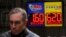 Carteles muestran los premios para los sorteos Mega Millions del martes y Powerball del miércoles en la ciudad de Nueva York, EE. UU.