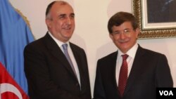 Azərbaycanın xarici işlər naziri Elmar Məmmədyarov və Türkiyənin xarici işlər naziri Əhməd Davutoğlu 