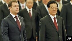 Russian President Dmitry Medvedev, left, with his Chinese counterpart Hu Jintao arrives for a welcoming ceremony at the Great Hall of the People in Beijing, 27 Sept. 2010