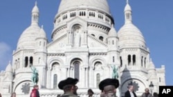 French soldiers patrol in front of the Sacre Coeur in the Montmartre district, in Paris, 28 Oct 2010