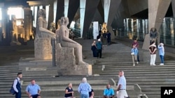 Los visitantes pasan junto a colosales estatuas del antiguo Egipto a lo largo de la Gran Escalera en el Gran Museo Egipcio en Giza, Egipto, el martes 15 de octubre de 2024. AFP