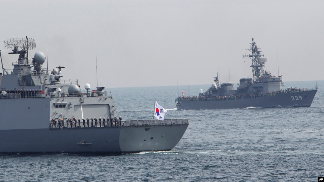 Kapal Dea Joyeong, Korea Selatan dan kapal pengawal Jepang "Abukuma" dalam acara yang diadakan menjelang acara tiga tahunan Angkatan Laut Jepang di lepas pantai Teluk Sagami, selatan Tokyo, Jepang, Kamis, 15 Oktober 2015. (Foto: dok).