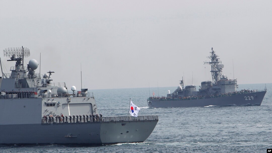 Kapal Dea Joyeong Korea Selatan melakukan perjalanan bersama kapal pengawal Jepang "Abukuma" di Teluk Sagami, selatan Tokyo, Jepang, Kamis, 15 Oktober 2015, sebagai ilustrasi. (Foto: AP)