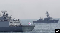 Kapal Dea Joyeong Korea Selatan melakukan perjalanan bersama kapal pengawal Jepang "Abukuma" di Teluk Sagami, selatan Tokyo, Jepang, Kamis, 15 Oktober 2015, sebagai ilustrasi. (Foto: AP)