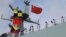 중국이 아프리카 지부티에 구축한 첫 해외 군사기지에 주둔할 인민해방군 병력이 11일 광둥성 잔장성에서 출정식을 갖고 출발했다.