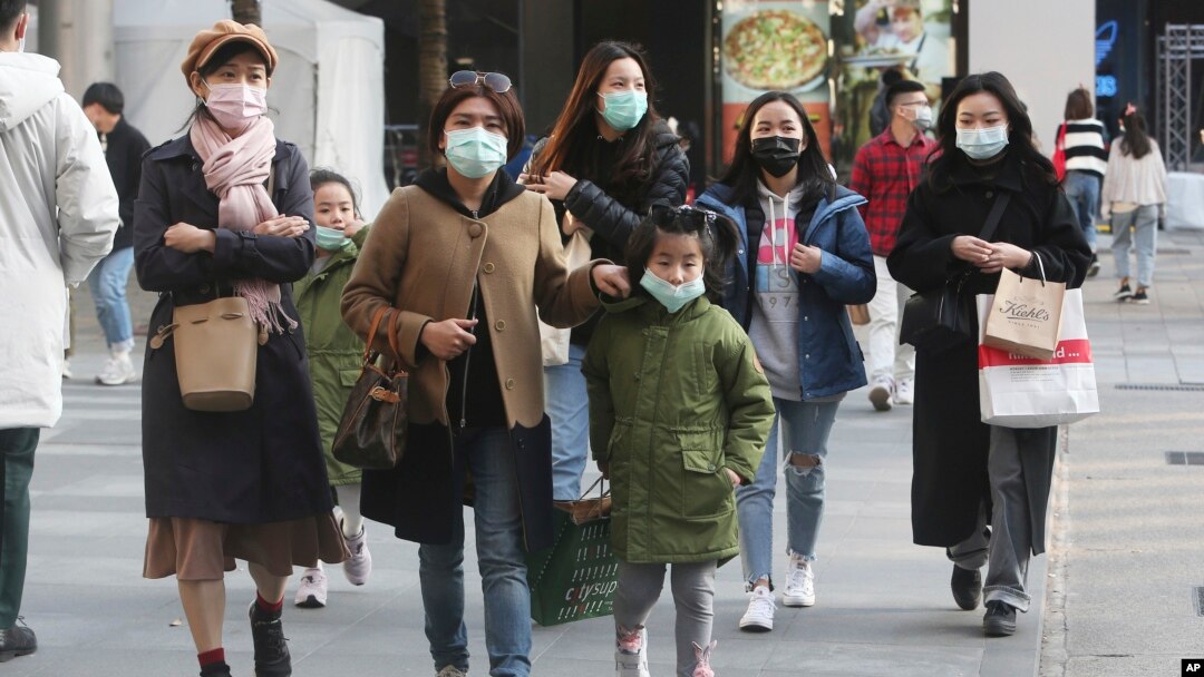 台北街頭行人都佩戴口罩。