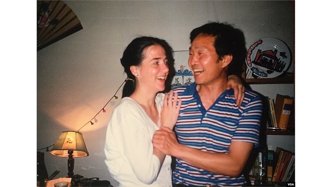 楊思安(Anne Stevenson-Yang)和中國夫柏楊致芳1988年於北京結婚。 (照片提供: 楊思安)