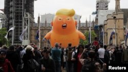 Warga Inggris melakukan protes anti-Trump dengan membawa balon raksasa "Bayi Trump" dalam aksi di London, Selasa 4 Juni 2019.