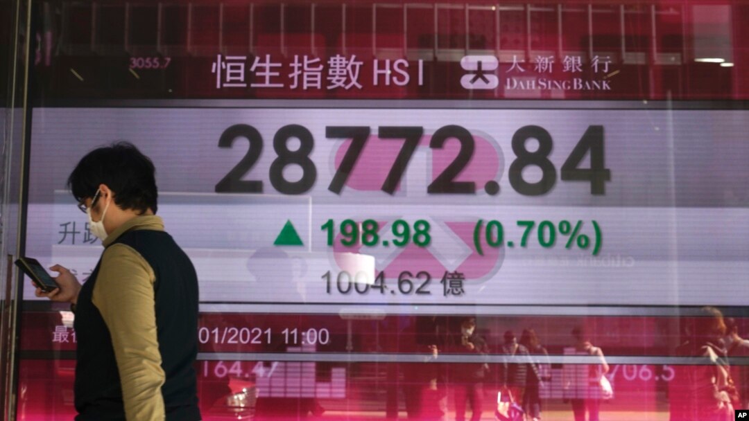 Indeks saham Hong Kong terpampang di papan elektronik Bursa Efek Hong Kong, Senin, 18 Januari 2021.