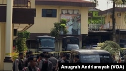 Polrestabes Medan beberapa saat setelah ledakan bom bunuh diri dijaga ketat petugas kepolisian, Rabu, 13 November 2019. (Foto: VOA/Anugrah Andriansyah)