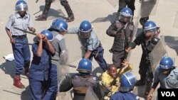 Amapholisa atshaya abantu betshengisela eHarare