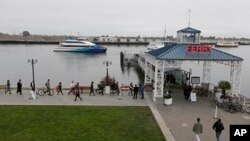 Suasana di salah satu dermaga kapal feri di San Francisco (Foto: dok). Sebuah kapal feri “Peralta” dilaporkan menabrak sebuah timbunan, saat berlayar mundur keluar dari dermaga Pier 41 pukul 5:45 petang waktu wilayah Pasifik, Minggu (12/10).