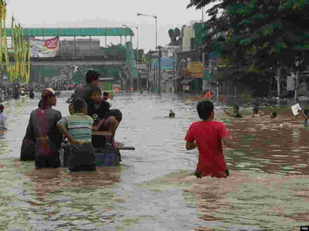 Banjir di daerah Kampung Melayu-Tebet, Jakarta Selatan (13/1). (VOA/Ahadian Utama)