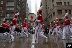 Гурт The Macy's Great American Marching Band прямує Шостою авеню під час параду до Дня подяки Macy's у четвер, 28 листопада 2024 р., у Нью-Йорку. (AP Photo/Julia Demaree Nikhinson)