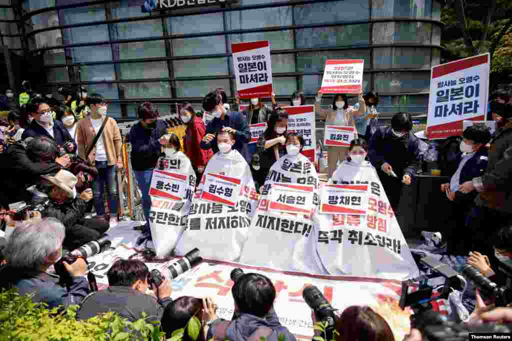 한국 서울의 대학생들이 일본 대사관 앞에서 후쿠시마 원전 오염수을 바다로 배출하기로 결정한 일본 정부를 향해 시위하고 있다. 