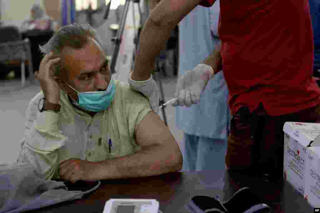 دولت پاکستان واکسیناسیون افراد بالای ۶۰ را با واکسن ویروس کرونای سینوفارم ساخت چین آغاز کرده است.