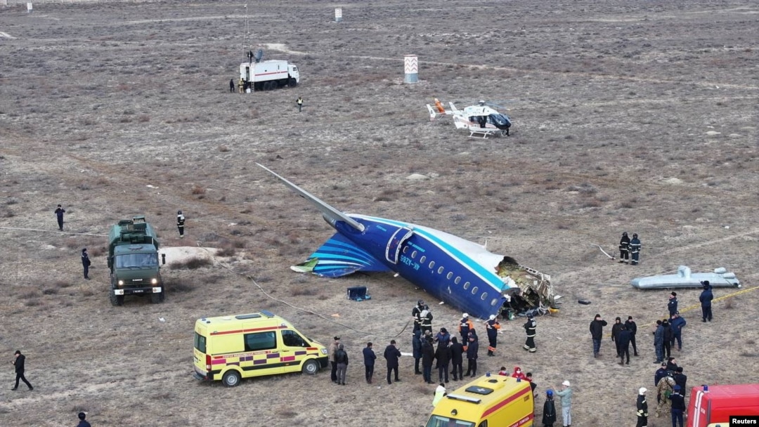 Mjesto pada putničkog aviona Azerbejždan Airlinesa u blizini grada Aktau, Kazahstan, 25. decembar 2024. (Foto: REUTERS/Azamat Sarsenbayev)