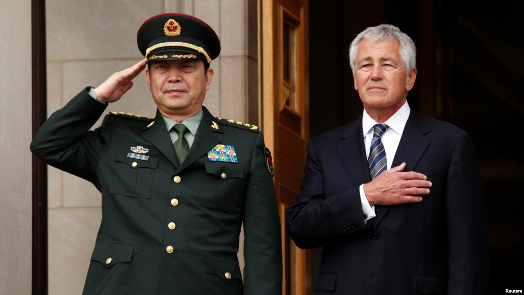 Menteri Pertahanan AS Chuck Hagel (kanan) saat menerima kunjungan Menteri Pertahanan China Jenderal Chang Wanquan di Pentagon (19/8). (Reuters/Yuri Gripas) 