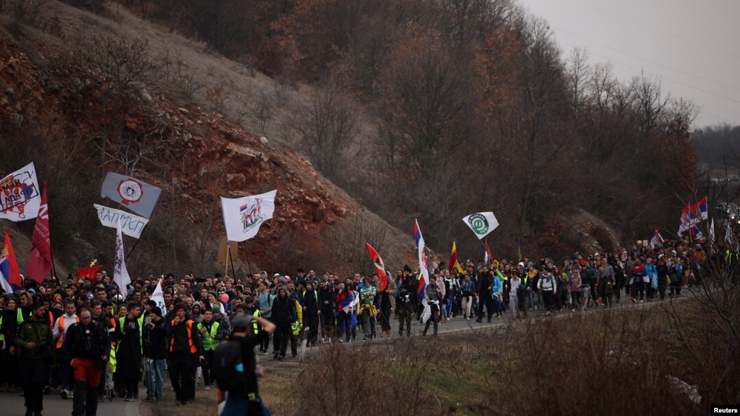 Studenti na putu ka Nišu, u blizini sela Vrelo na jugu Srbije (REUTERS/Stojan Nenov)