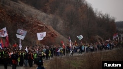 Studenti na putu ka Nišu, u blizini sela Vrelo na jugu Srbije (REUTERS/Stojan Nenov)