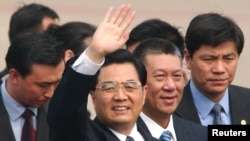 Presiden China Hu Jintao melambai kepada para simpatisan setelah tiba di Makau, 19 Desember 2004. Putra Hu Jintao yang secara dramatis dikawal keluar dari pertemuan politik besar pada 2022 telah ditunjuk untuk menduduki posisi senior kementerian. (Foto: Reuters)