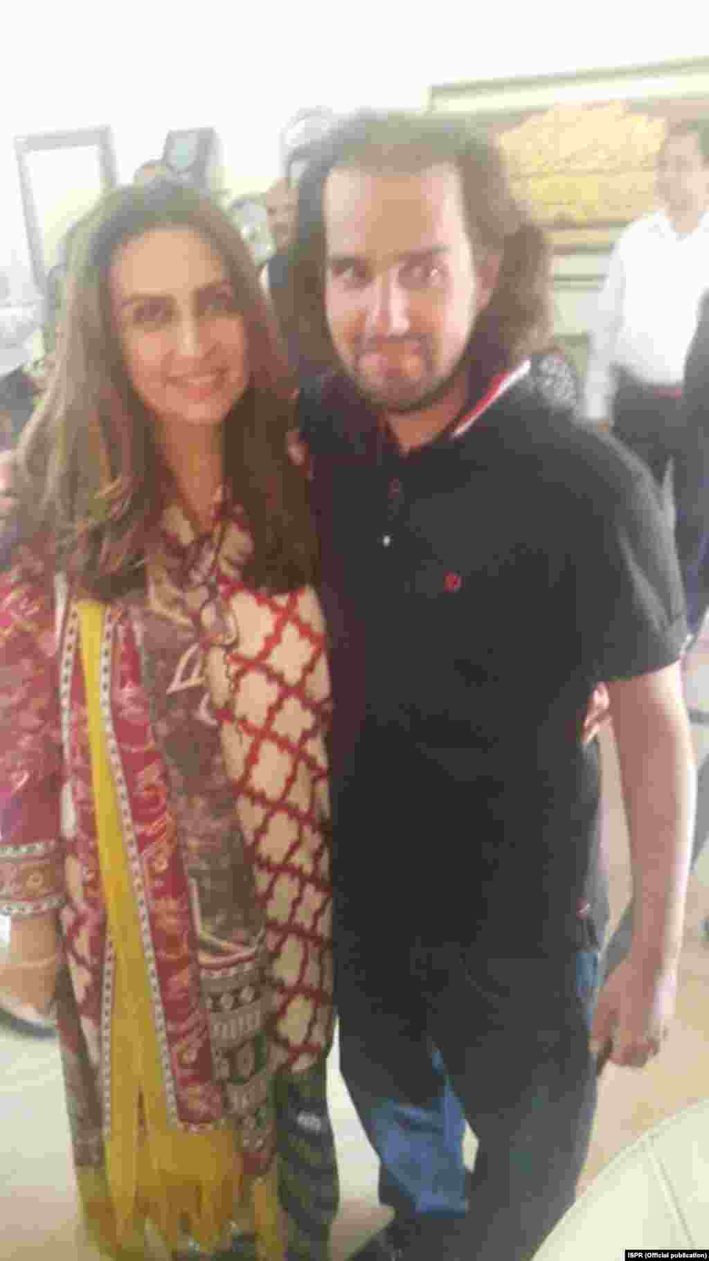 شہباز تاثیر اپنی والدہ آمنہ تاثیر کے ہمراہ