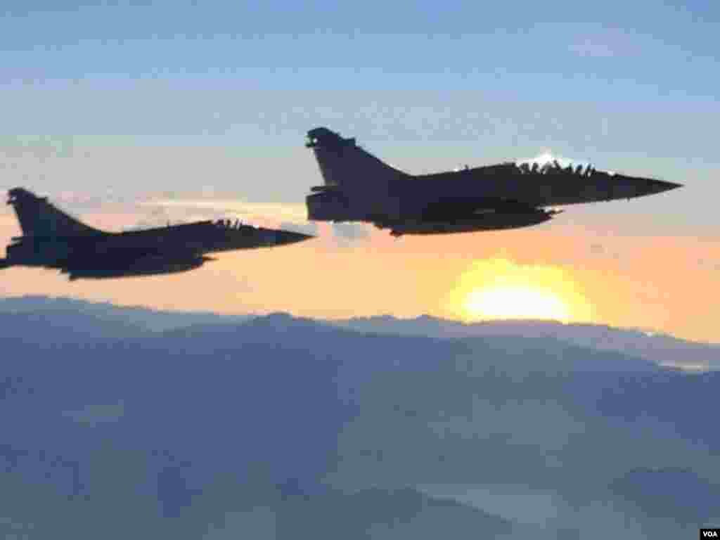 4架幻象两千战机紧跟在马英九专机侧边监控保护总统专机安全（美国之音李逸华）